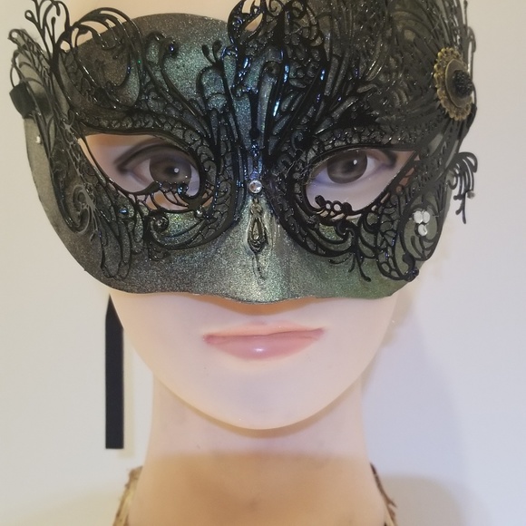 909 Mardi Gras mask - Picture 1 of 2